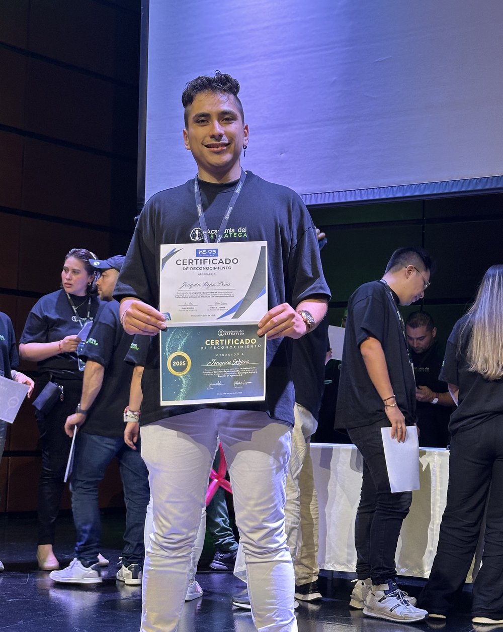 Joako con certificados en tarima