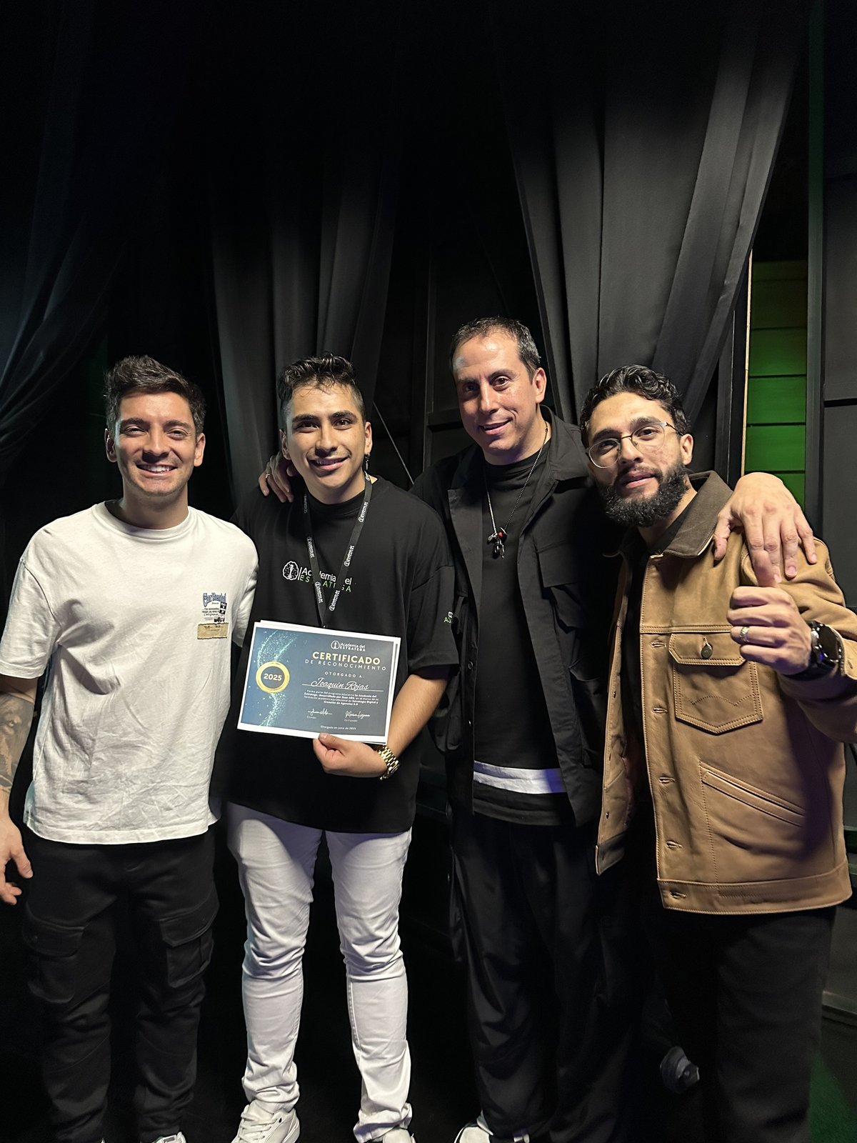 Joako con mentores y certificado