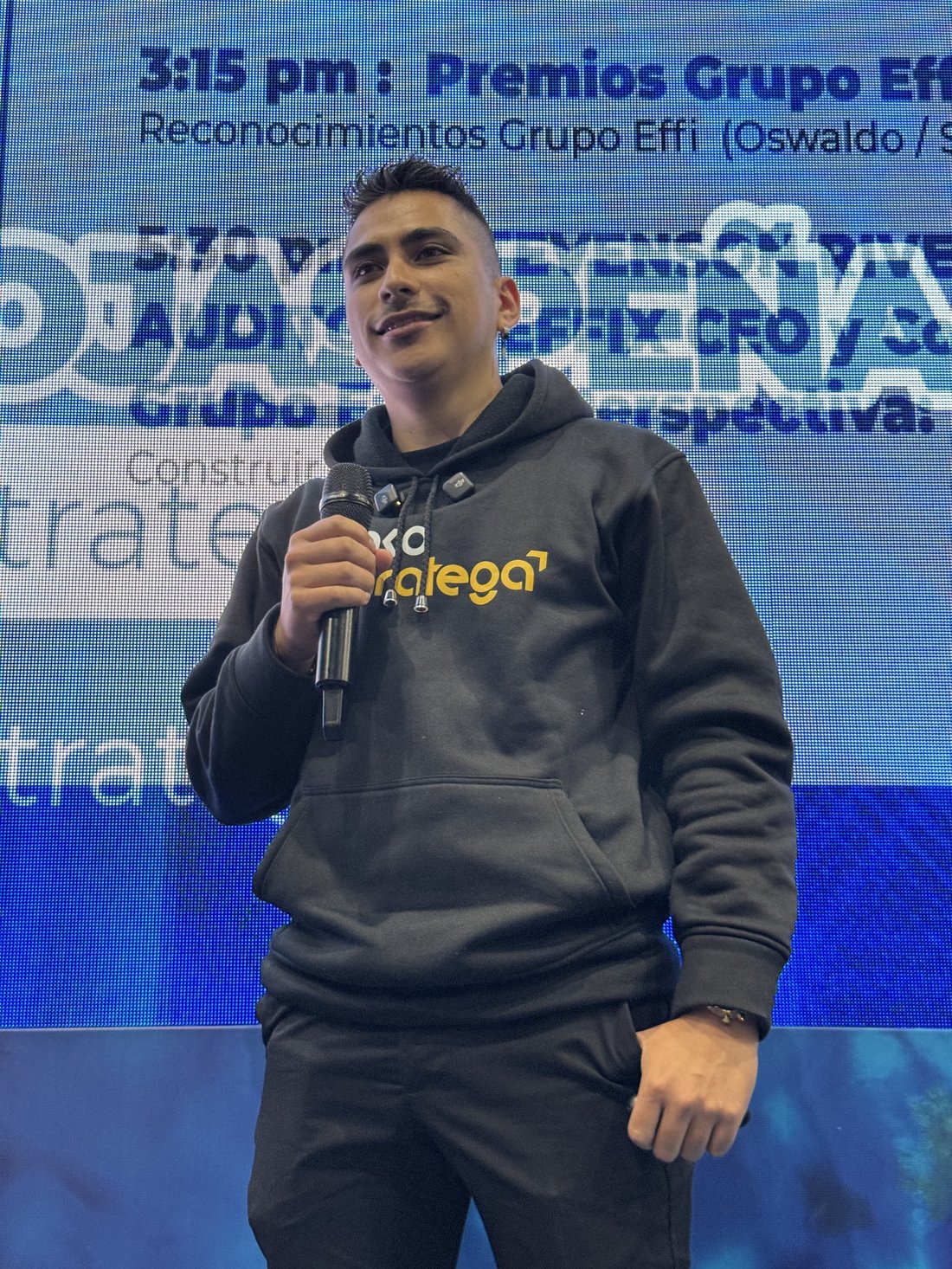 Joako Estratega en la tarima de Feria EFFIX 2025